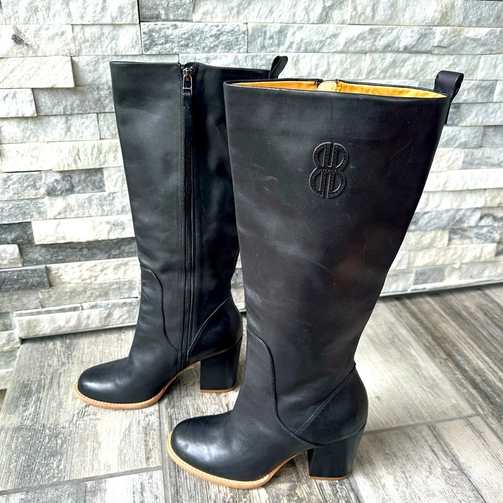 Bill Blass Anthropologie Black Monogram Leather Knee High Block Heel Boots 8.5 - Picture 1 of 12